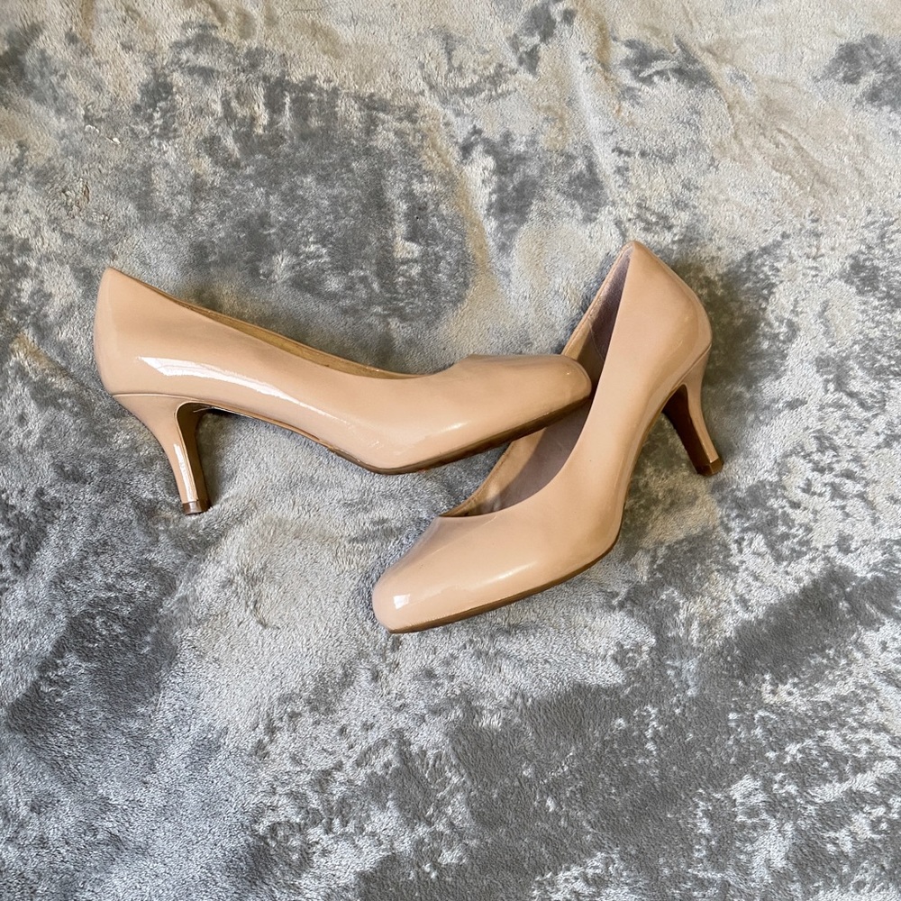 SIZE 8 HEELS! NUDE